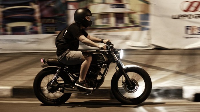 800px-Riding_a_motorbike_in_the_evening_(Unsplash).jpg