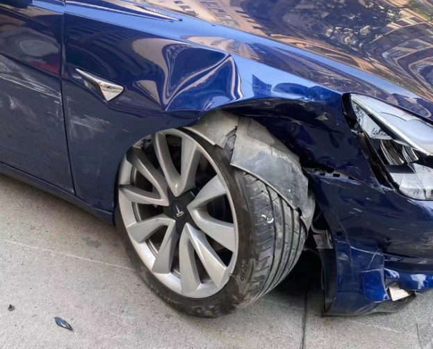 一辆在事故中受损的特斯拉Model 3