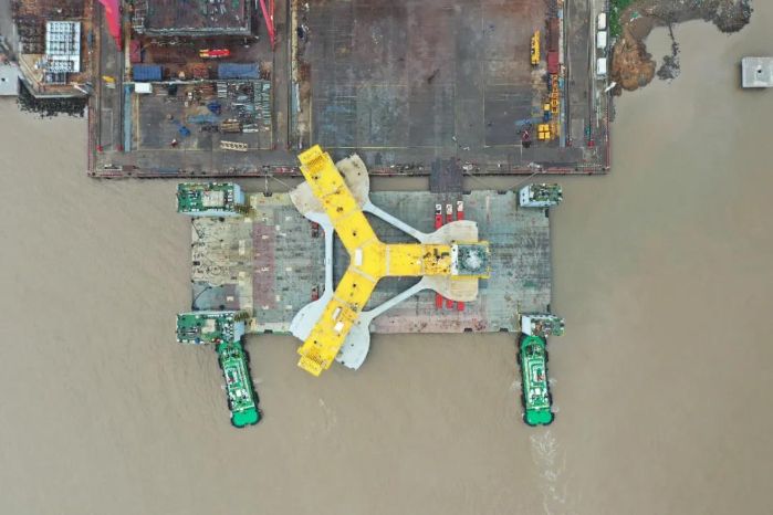 国内首座“浮式海上风电半潜式基础平台”装船下水