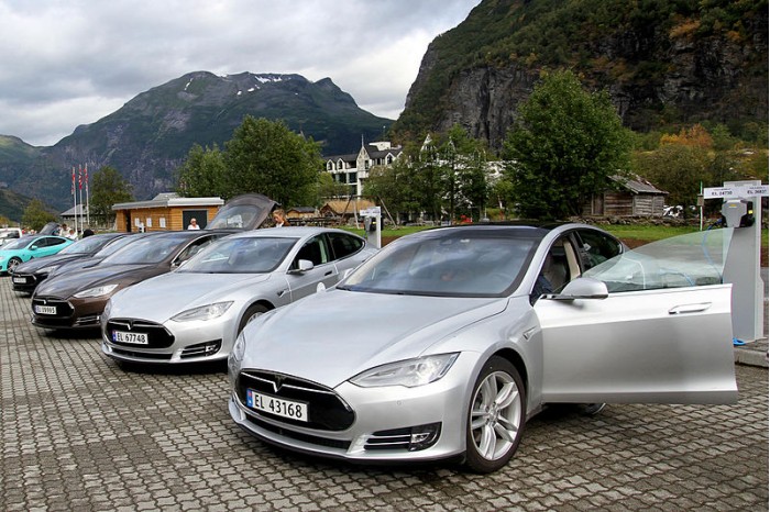 800px-Five_Tesla_Model_S_electric_cars_in_Norway.jpg