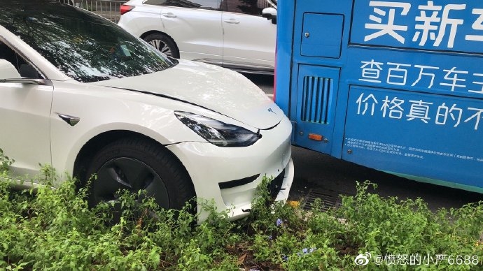 深圳一辆Model 3撞向公交 车主对数据不认可