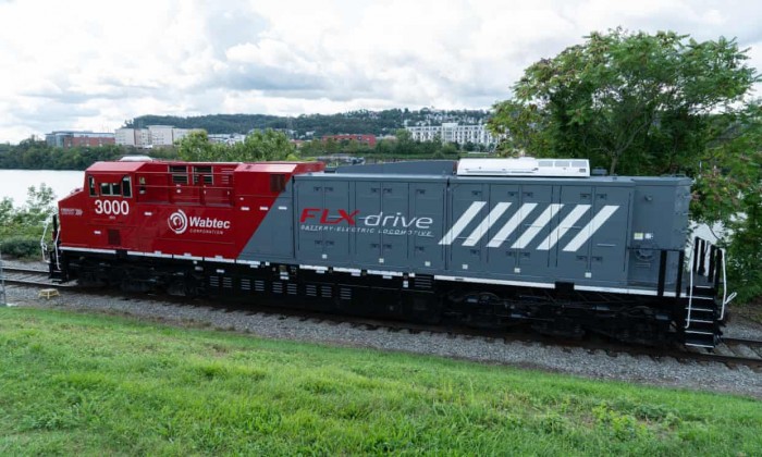世界上第一辆电池电动货运列车周五在匹兹堡亮相