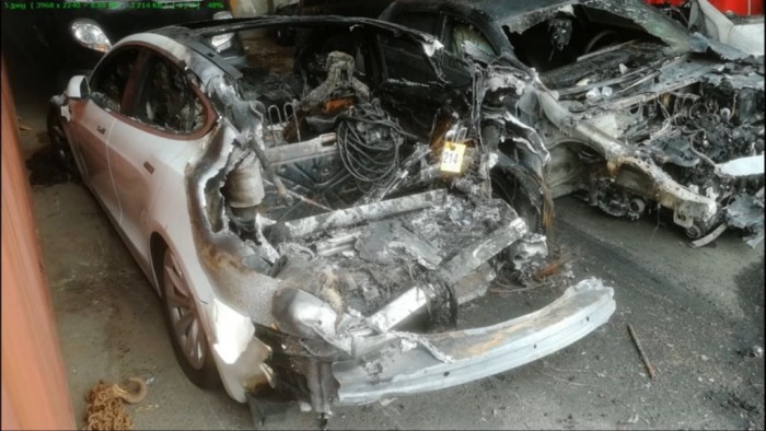 特斯拉Model 3开启Autopilot撞树起火燃烧 两名乘客不幸遇难