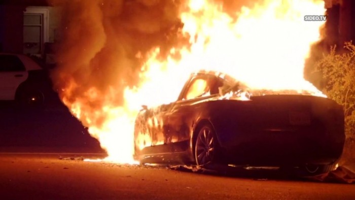 特斯拉Model 3开启Autopilot撞树起火燃烧 两名乘客不幸遇难