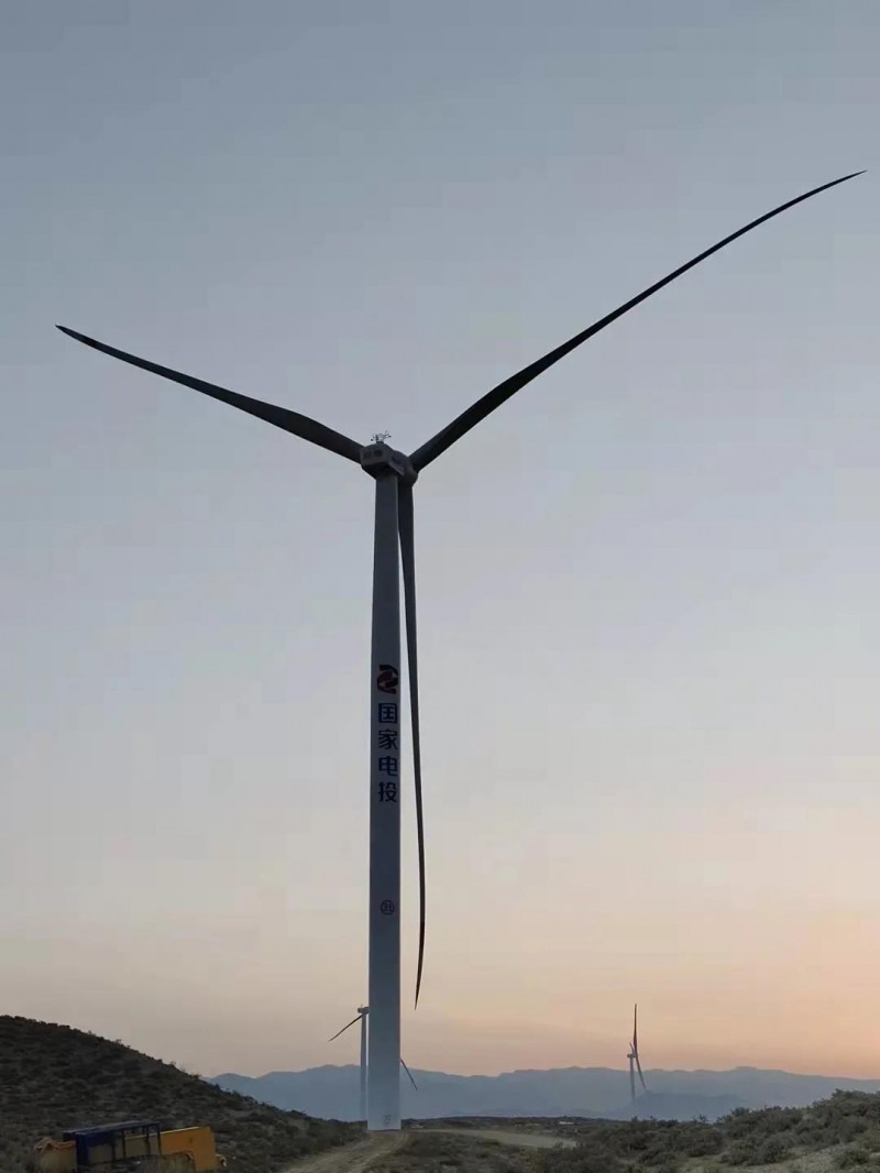 国内首台最大陆上风电机组在景泰吊装成功