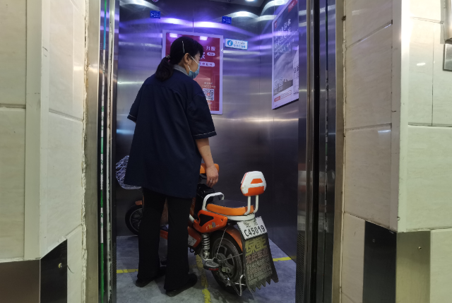 石景山燕保·京原家园小区的8栋居民楼24部电梯试运行电动车阻梯系统。只要电动车进电梯，电梯停止运行。资料图