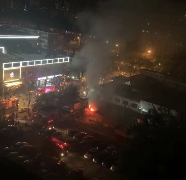 北京一出租车换电站起火 现场疑似发生爆炸 具体原因不明