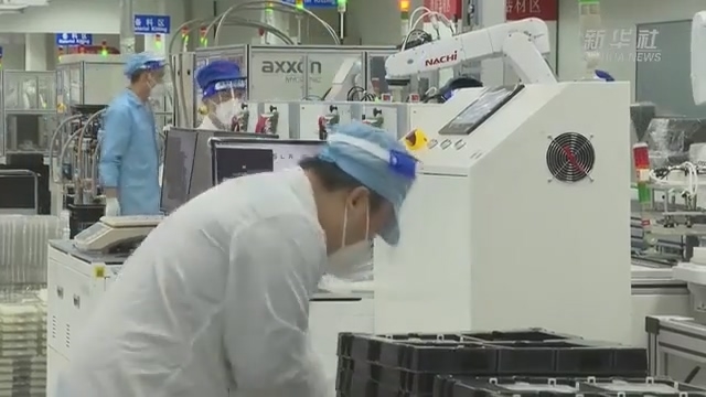 上海万人工厂有序复工复产 生产特斯拉配件、苹果笔记本