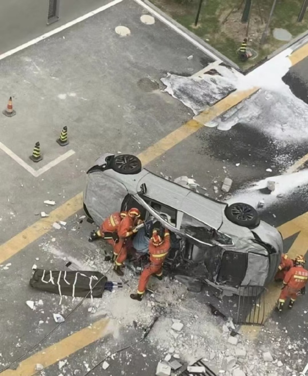 上海一辆蔚来测试车从高处坠下 两名试车员送医后不幸身亡