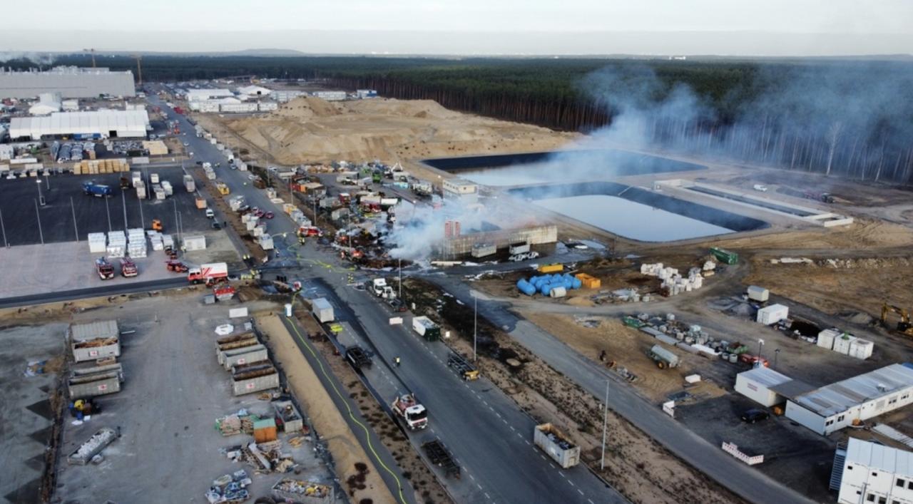 柏林特斯拉超级工厂发生火灾；当地人呼吁停止生产