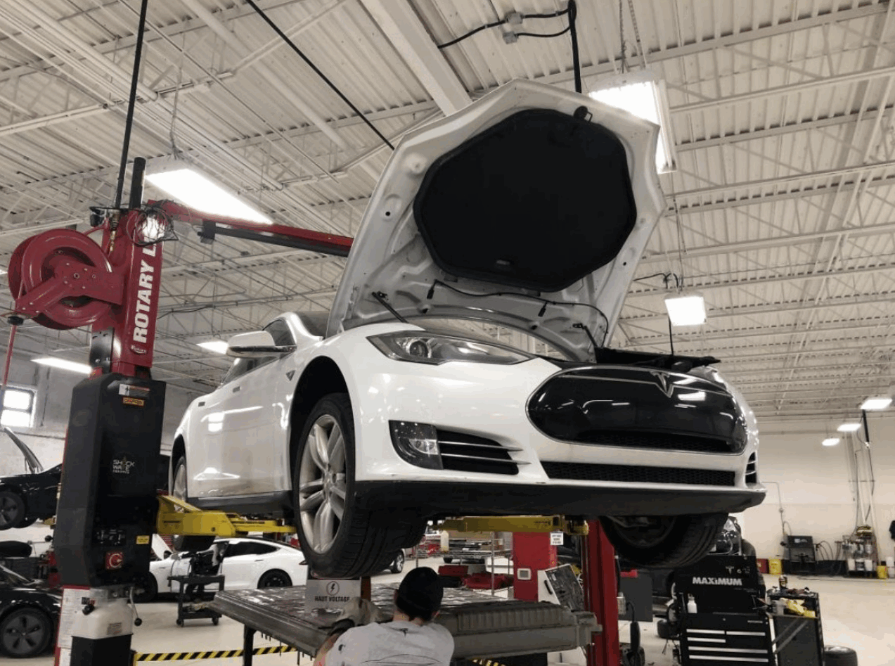 特斯拉Model S没电被锁车外 车主：修好得花14万