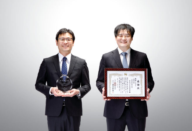 戈尔燃料电池技术全球产品专家Shinichi Nishimura （左） 和 Toyohiro Matsuura （右） 代表公司领奖
