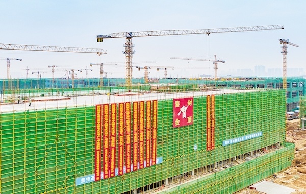 武汉首个大型新能源电池项目封顶