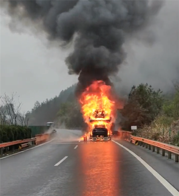 10辆特斯拉新车高速上集体燃烧 只剩一堆废铁架子