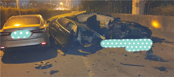 广州一特斯拉撞墙起火致1人死亡 车主最新发声：再次提醒特斯拉风险