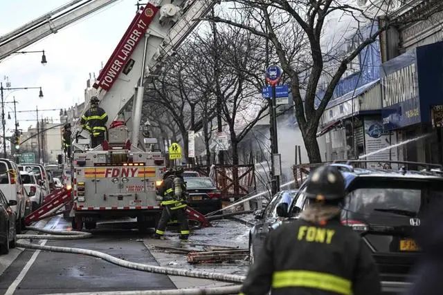 疑锂电池爆炸引起发超市大火，包括5名消防员在内7人受伤