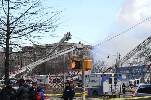 疑锂电池爆炸引起发超市大火，包括5名消防员在内7人受伤
