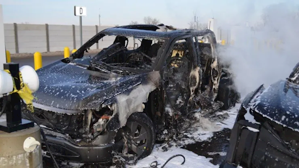 F-150纯电皮卡充电时起火 三辆新车惨烈烧毁！福特：韩国电池的锅