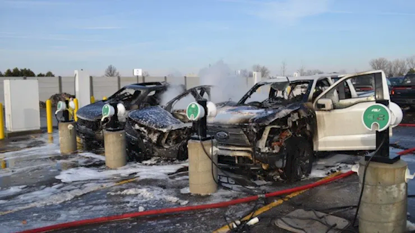F-150纯电皮卡充电时起火 三辆新车惨烈烧毁！福特：韩国电池的锅
