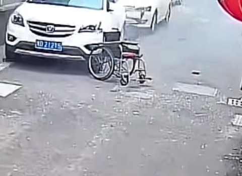 电瓶车室内充电爆炸 墙都裂了 轮椅老人被吓得拔腿就跑
