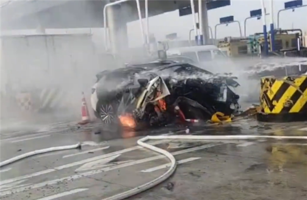 大众电动车高速收费站撞车爆燃致四人死亡 现场视频曝光：毫无减速