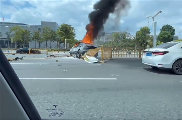 一特斯拉与奥迪轿车撞车后起火 消防回应：无人员伤亡