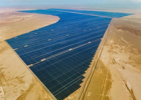 世界最大单体太阳能电站竣工：配备近400万块光伏板