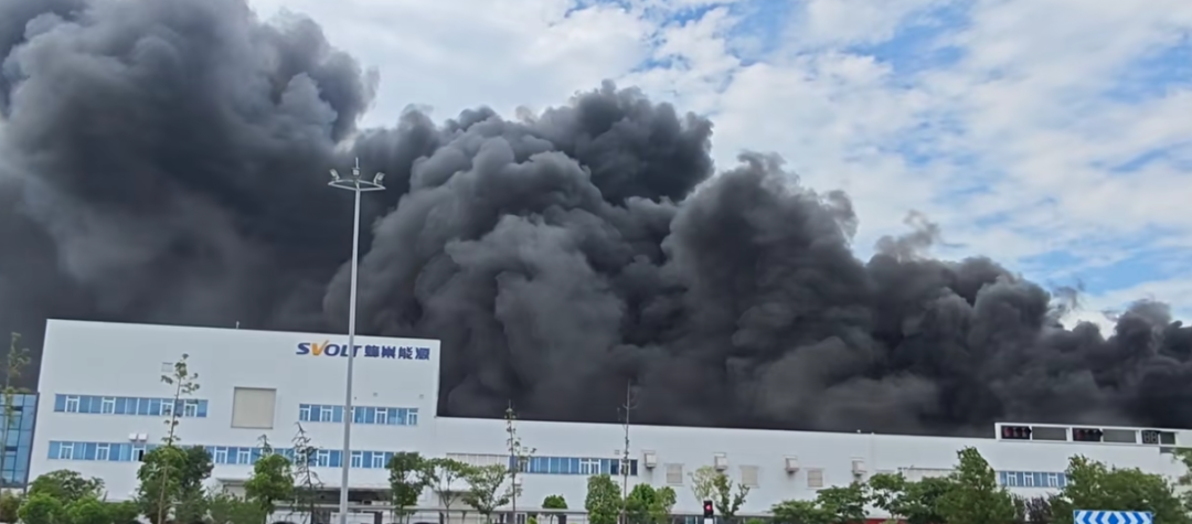 蜂巢能源厂房屋顶光伏起火事件引发关注，火情已扑灭无人员伤亡